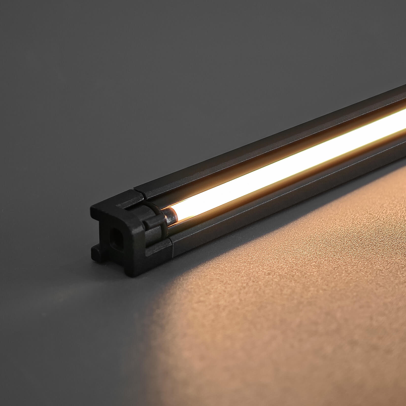 Angle Adjustable Solder-Free LED Profile Light for Display Lighting